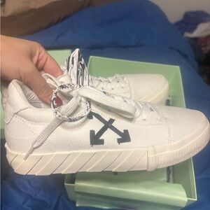 Off-White White Canvas Arrow Low-Top Sneakers